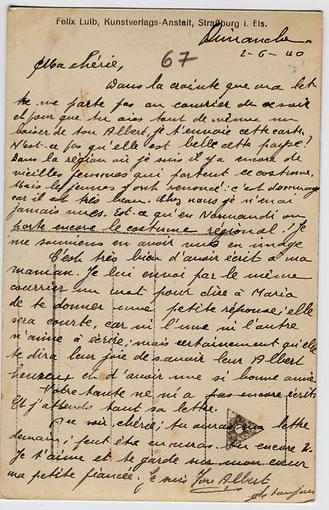 Verso de la carte postale. "Dans la région où je suis il y a encore de vieilles femmes qui portent ce costume. Mais les jeunes ont renoncé : c'est dommage car il est très beau."