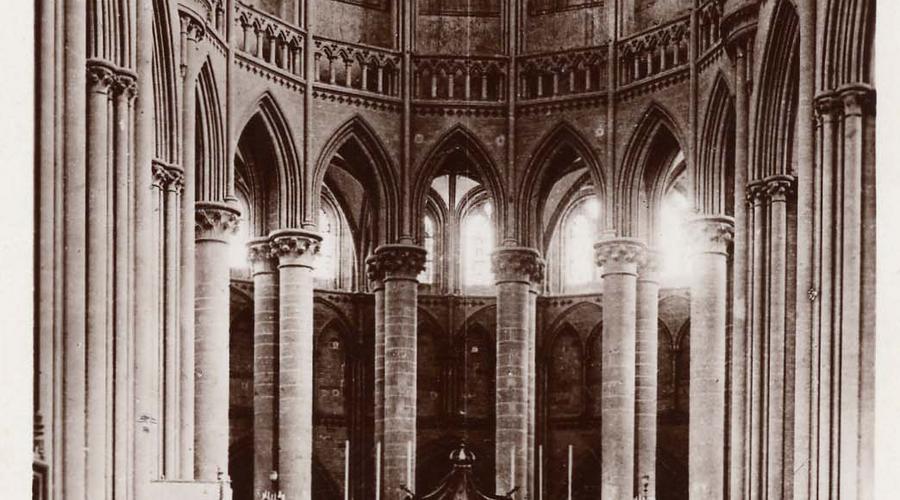Carte postale envoyée par Simone Fouchard à Albert Drouan, le 7 Juin 1940, représentant la cathédrale de Coutances en Normandie. Cette carte postale ne figure pas dans nos fonds, mais sous format numérique. 