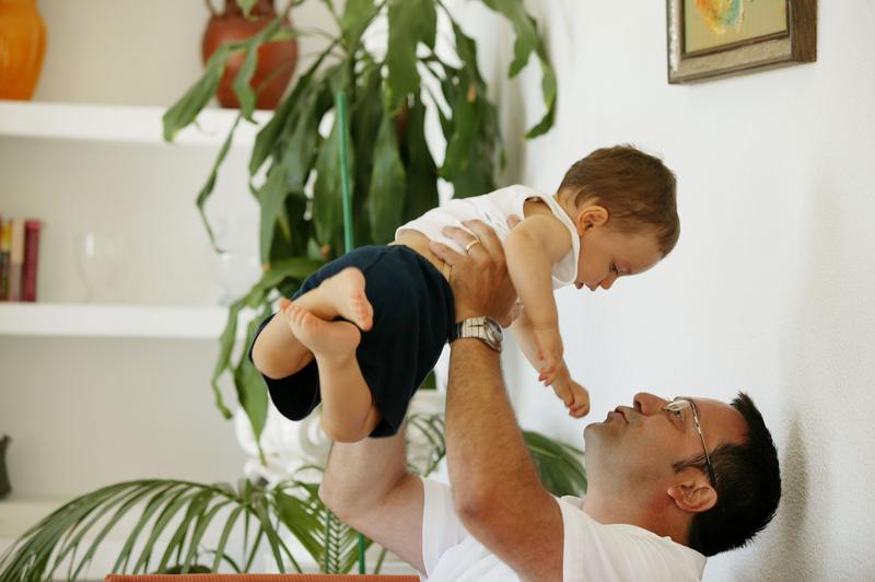 Un bébé dans les bras de son papa