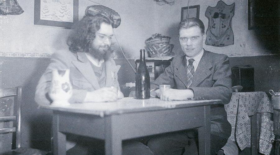 Joseph Kuhn et son frère René buvant un verre de vin nouveau à la maison le 11 Novembre 1943. 