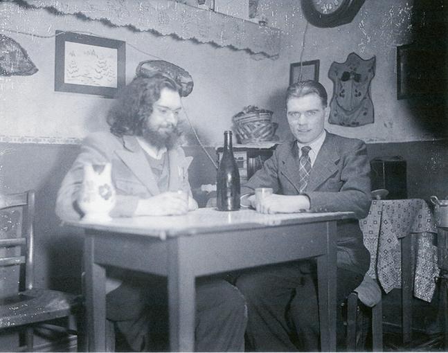 Joseph Kuhn et son frère René buvant un verre de vin nouveau à la maison le 11 Novembre 1943. 