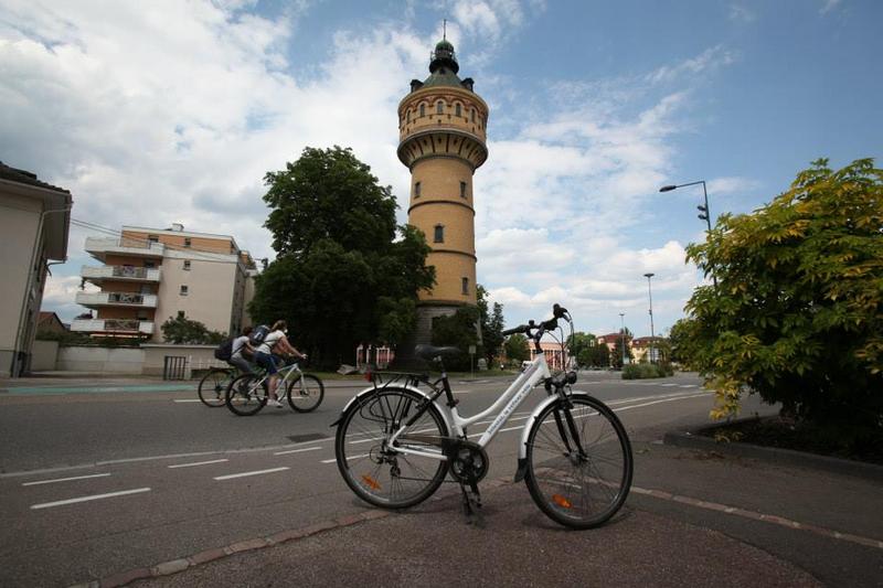 Vélo de la ville de Sélestat devant le château d'eau