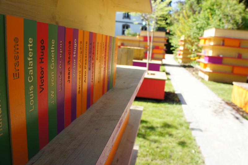 Photo de la bibliothèque multicolore dans le jardin Hortus Beatus