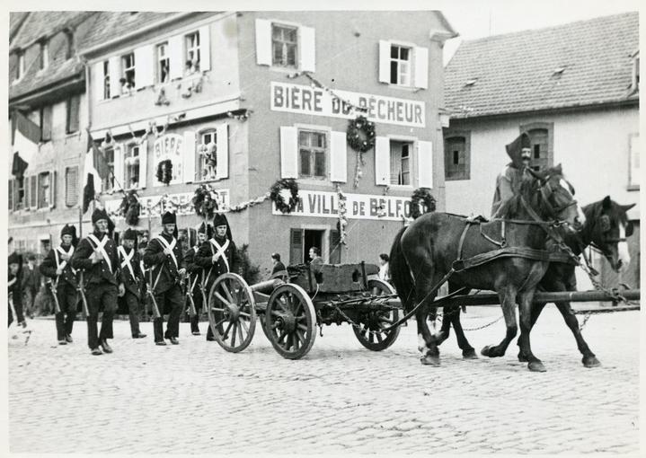 Douze Garde Nationaux de la cohorte urbaine de Sélestat, avec un canon de campagne attelé de chevaux de réquisitions (époque : 1814). 