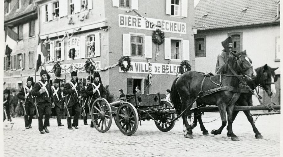 Douze Garde Nationaux de la cohorte urbaine de Sélestat, avec un canon de campagne attelé de chevaux de réquisitions (époque : 1814). 