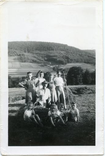 Fenaison à Maisonsgoutte, en Alsace, en 1945. Albert Drouan est au centre. 