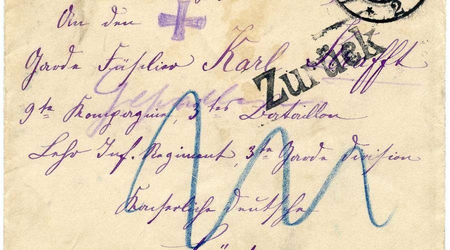 Lettre envoyée par Emil Krafft à son fils Karl Krafft le 28 Mai 1915. Cette lettre a été retournée à son destinataire car Karl Krafft est décédé au combat le 26 Mai 1915. La mention "Gestorben" écrite au crayon à papier bleu et qui signifie "décédé" en français, accompagné d'une croix bleue, annonce brutalement la soudaine disparition de leur fils au combat. 