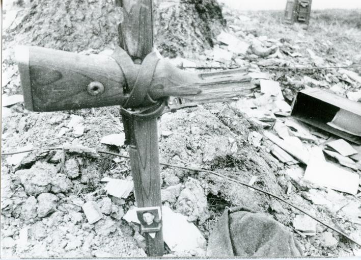 Une croix de fortune, fabriquée avec un fusil, pour un malheureux soldat, mort au combat.