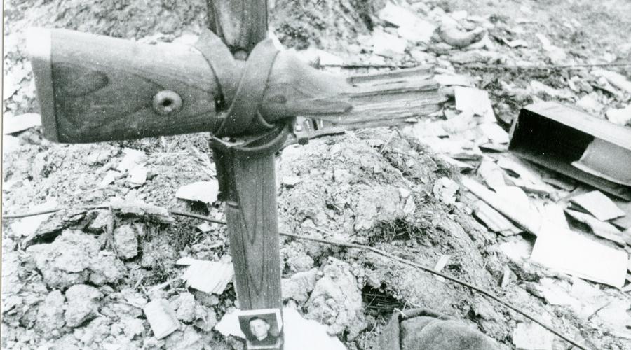 Une croix de fortune, fabriquée avec un fusil, pour un malheureux soldat, mort au combat.