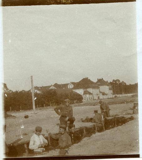 Cette photographie a été retrouvée parmi les correspondances entre Karl et sa famille, mais nous n'avons pas d'informations sur les personnes ni le lieu y figurant. 