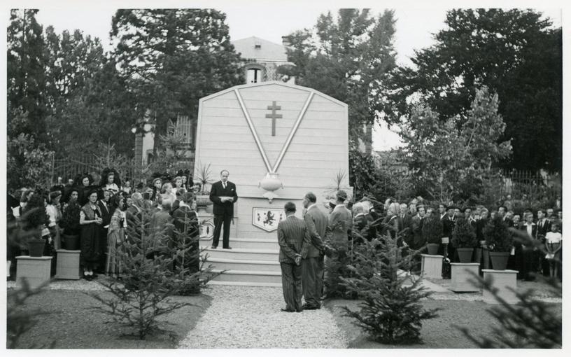 Commémoration devant le Cénotaphe, le premier monument aux morts de Sélestat qui fut détruit après l'inauguration de l'actuel monument au morts en 1954.