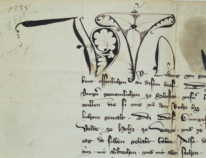 Charte sur parchemin : l'empereur Louis vend le village de Kintzheim à la Ville de Sélestat (DD8 - 1338). La lettrine représente la lettre W, agrémentée de motifs floraux.