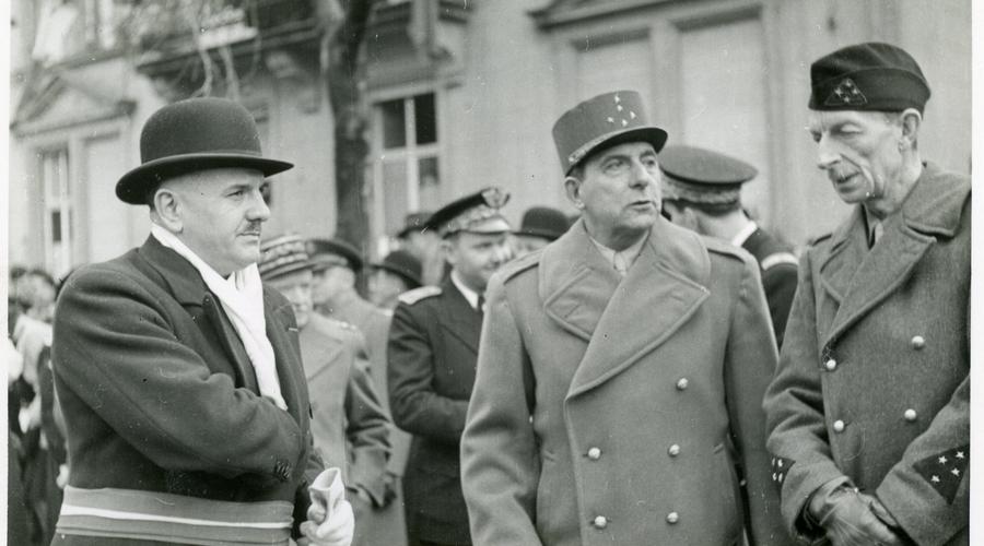 Visite du Général de Lattre de Tassigny (au centre) le 2 Décembre 1945, à l'occasion de la fête de la Libération de Sélestat. À gauche, le maire de Sélestat Joseph Klein élu en Septembre 1945, à droite, le Général Touzet du Vigier.  