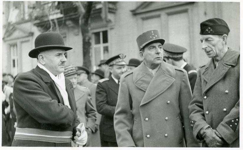 Visite du Général de Lattre de Tassigny (au centre) le 2 Décembre 1945, à l'occasion de la fête de la Libération de Sélestat. À gauche, le maire de Sélestat Joseph Klein élu en Septembre 1945, à droite, le Général Touzet du Vigier.  