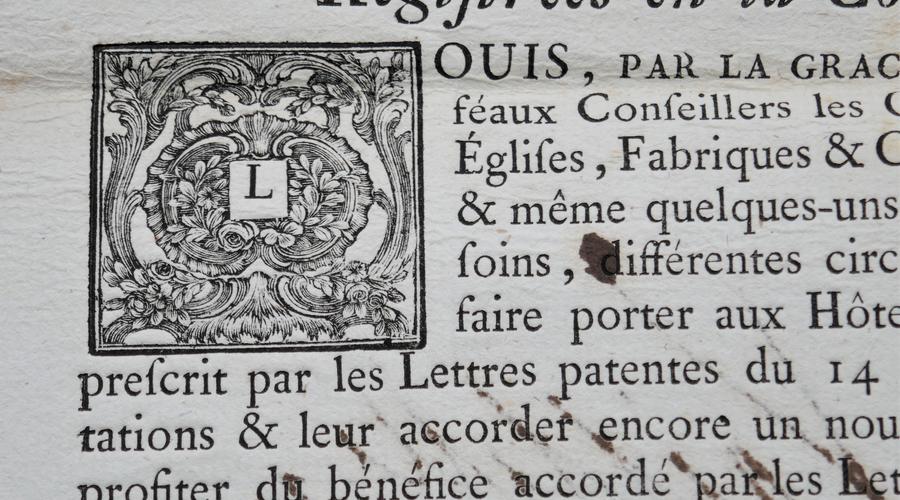 Extrait d'un correspondance du Roi (AA185 - 1760/1777). La lettrine imprimée représente la lettre L, dans une forme plus minimaliste.