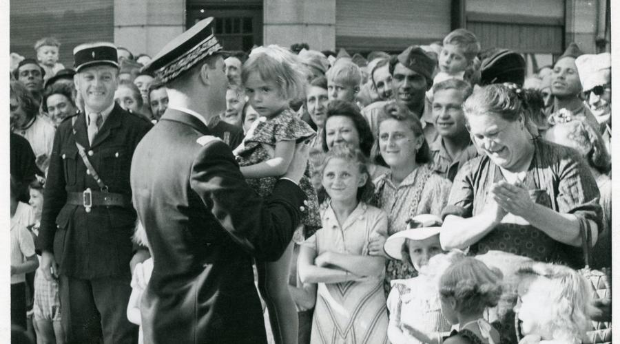 Première visite officielle de Bernard Cornut-Gentille, Préfet du Bas-Rhin, à Sélestat le 25 Juillet 1945.