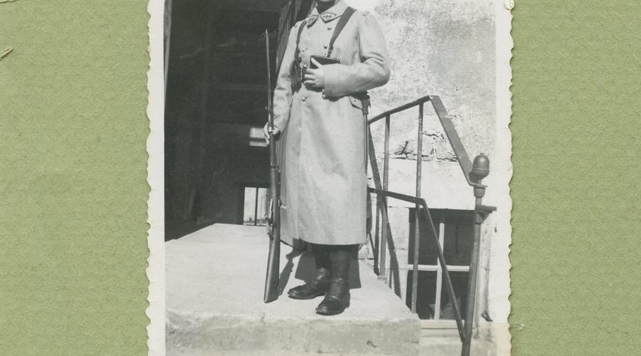 François Meusburger en soldat français, 155e Régiment d'Infanterie de Forteresse. Octobre 1936.