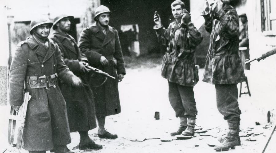 Des soldats allemands se rendent face aux libérateurs. 