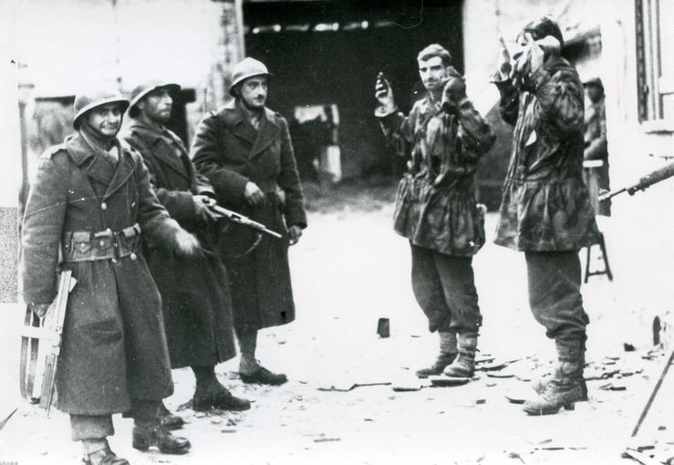Des soldats allemands se rendent face aux libérateurs. 