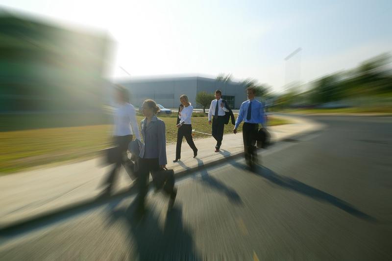 Un groupe de businessmen qui marchent