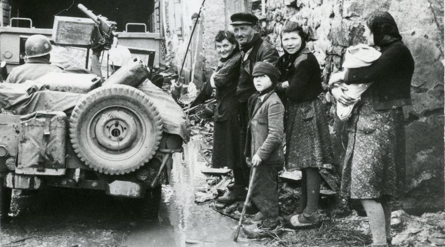 La population de Sélestat assiste à l'arrivée des libérateurs. Toutes les générations sont dans les rues.