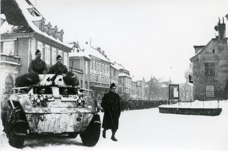 Rue du 4ème Zouaves, la procession funèbre des obsèques des soldats tombés au front, se dirige vers le cimetière Sud.