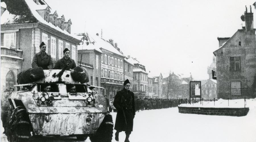 Rue du 4ème Zouaves, la procession funèbre des obsèques des soldats tombés au front, se dirige vers le cimetière Sud.