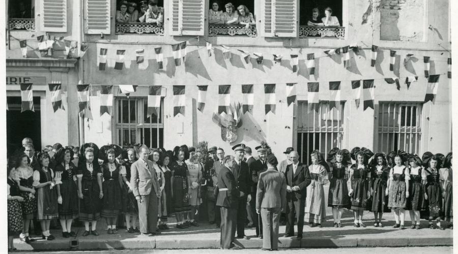 Bernard Cornut-Gentille défile dans les rues de Sélestat remplies d'habitantes et d'habitants. 