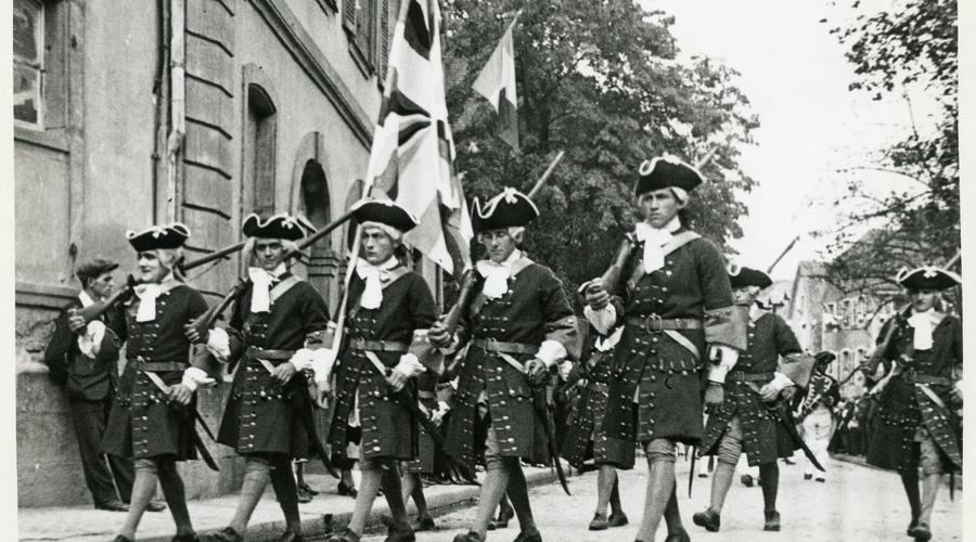 Enseigne et fusiliers du régiment de Monin, Suisse (époque : 1749). 