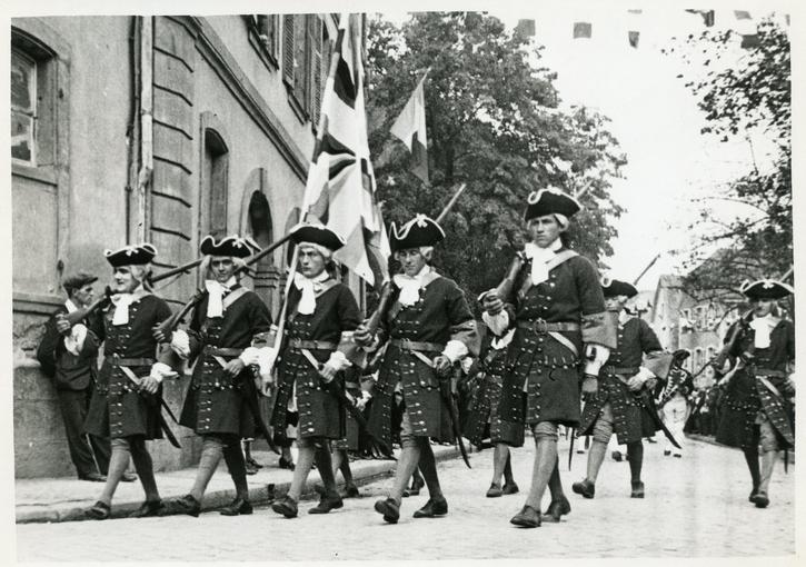 Enseigne et fusiliers du régiment de Monin, Suisse (époque : 1749). 
