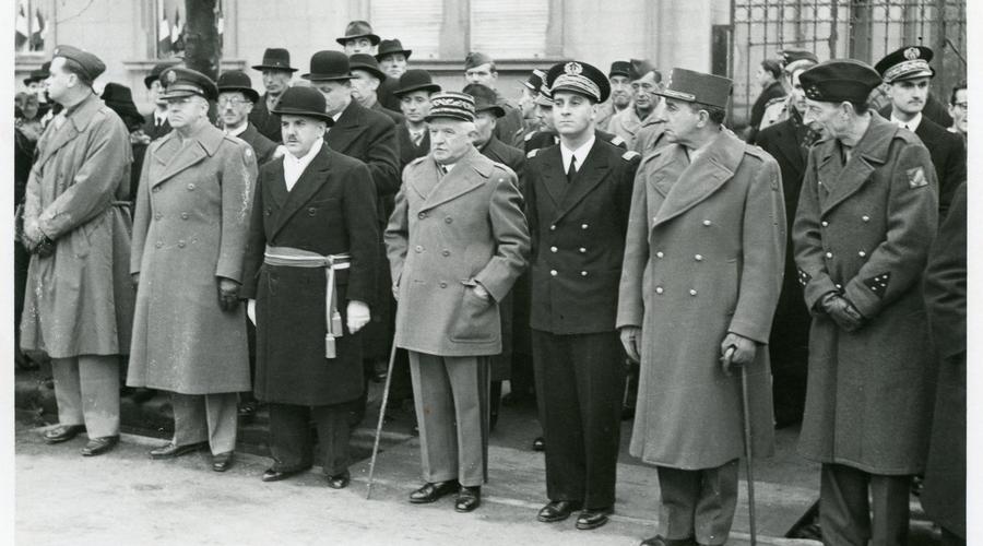 De gauche à droite : Le Maire Joseph Klein (avec le bandeau tricolore), le Général Monsabert, le Préfet du Bas-Rhin Bernard Cornut-Gentille, le Général de Lattre de Tassigny et le Général Touzet de Vigier.