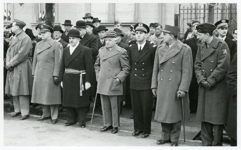 De gauche à droite : Le Maire Joseph Klein (avec le bandeau tricolore), le Général Monsabert, le Préfet du Bas-Rhin Bernard Cornut-Gentille, le Général de Lattre de Tassigny et le Général Touzet de Vigier.