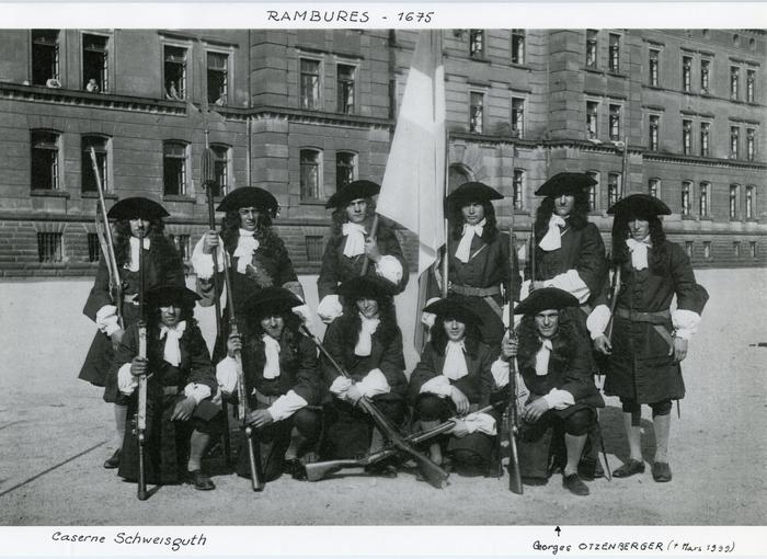 Régiment des Rambures devant la Caserne Schweisguth.