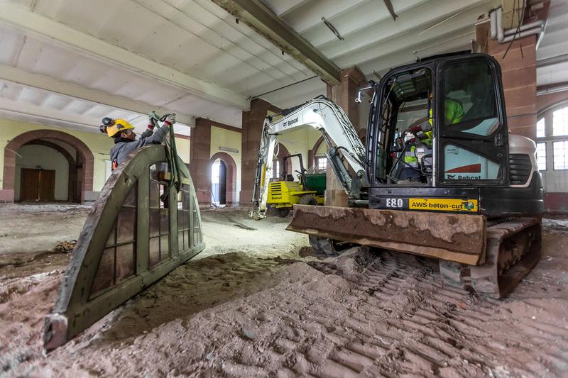 Dépose des portes latérales de la Halle aux Blés