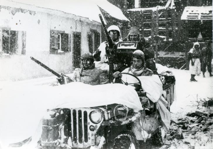 La neige et le froid rendent la progression des libérateurs très pénible.