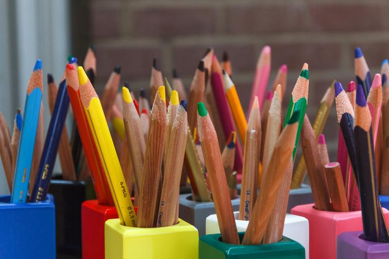 Un pot de crayons de couleurs