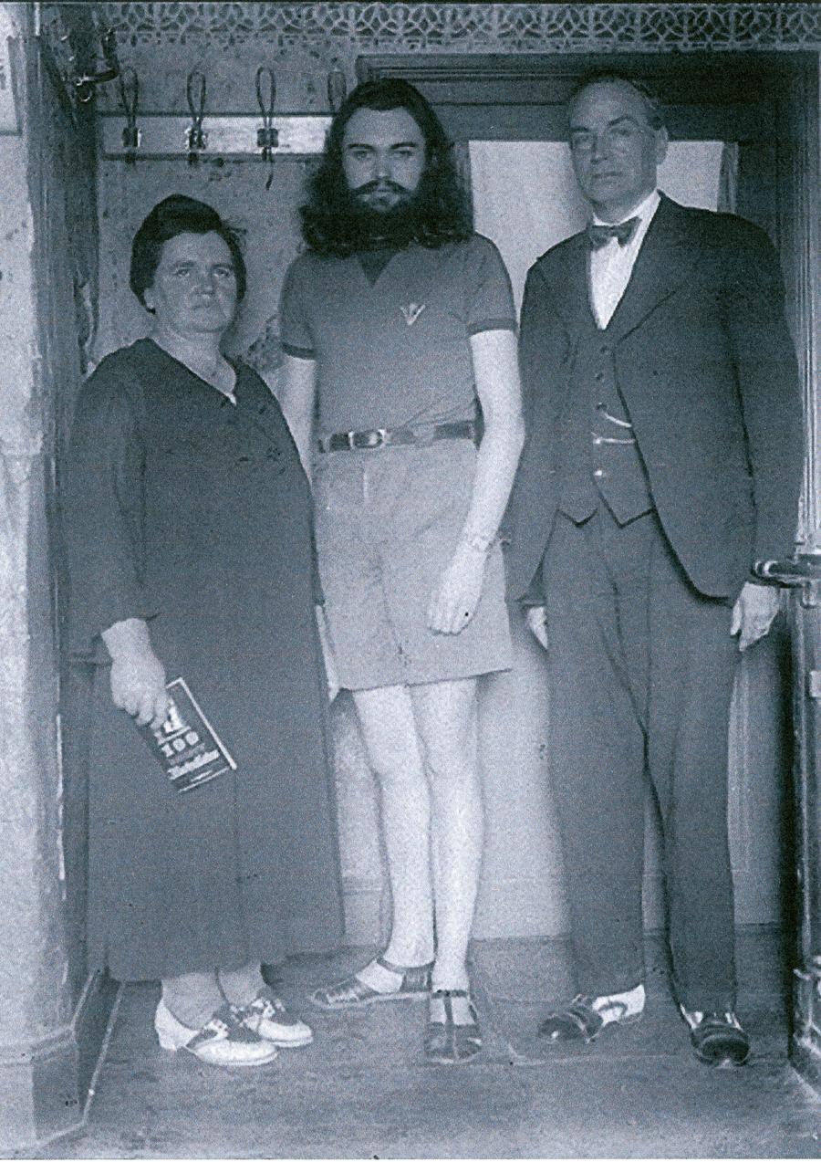 Joseph Kuhn avec ses parents, Françoise et Eugène Kuhn. Le 5 Juillet 1944. 