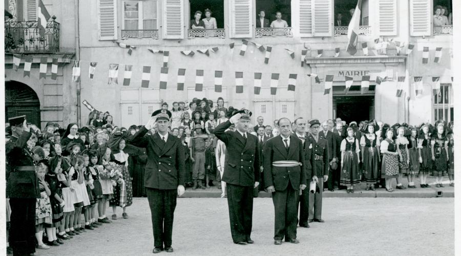 Le Préfet du Bas-Rhin Bernard Cornut-Gentille en compagnie du Maire de Sélestat Jean Meyer (avec le bandeau tricolore).