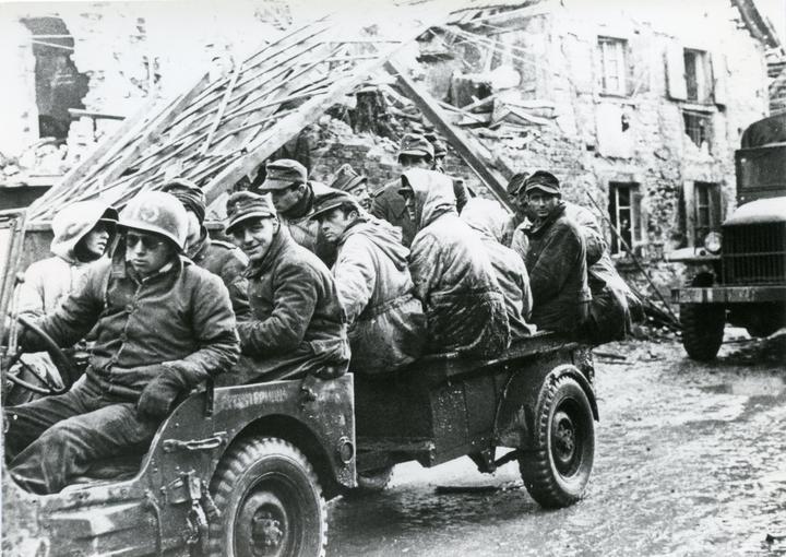 Des soldats américains entrent dans la ville de Sélestat. 