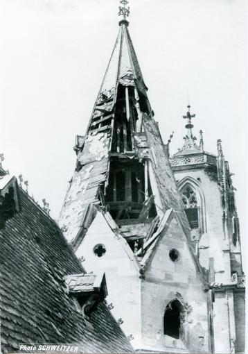 Les toits de l'église Saint-Georges ont été durement touchés durant la libération de la ville.