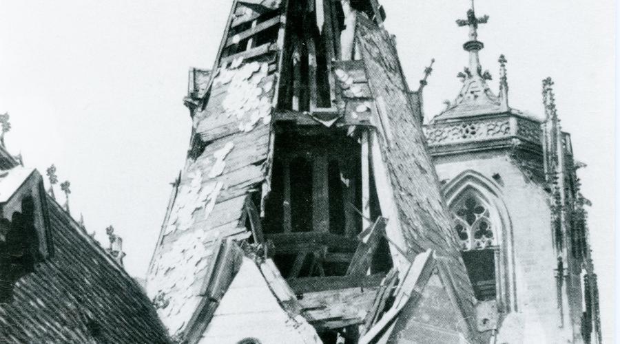 Les toits de l'église Saint-Georges ont été durement touchés durant la libération de la ville.