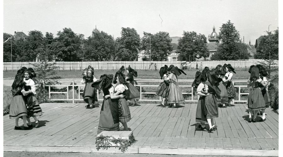 Démonstration de danse pendant les festivités du 14 Juillet.