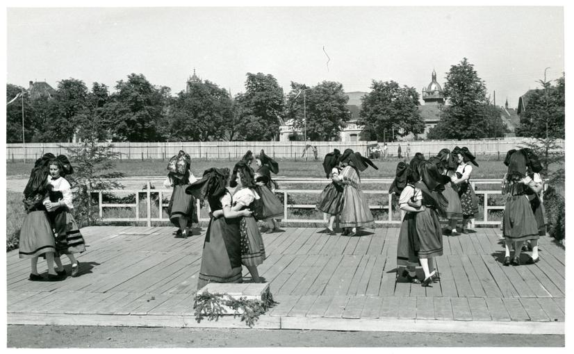 Démonstration de danse pendant les festivités du 14 Juillet.