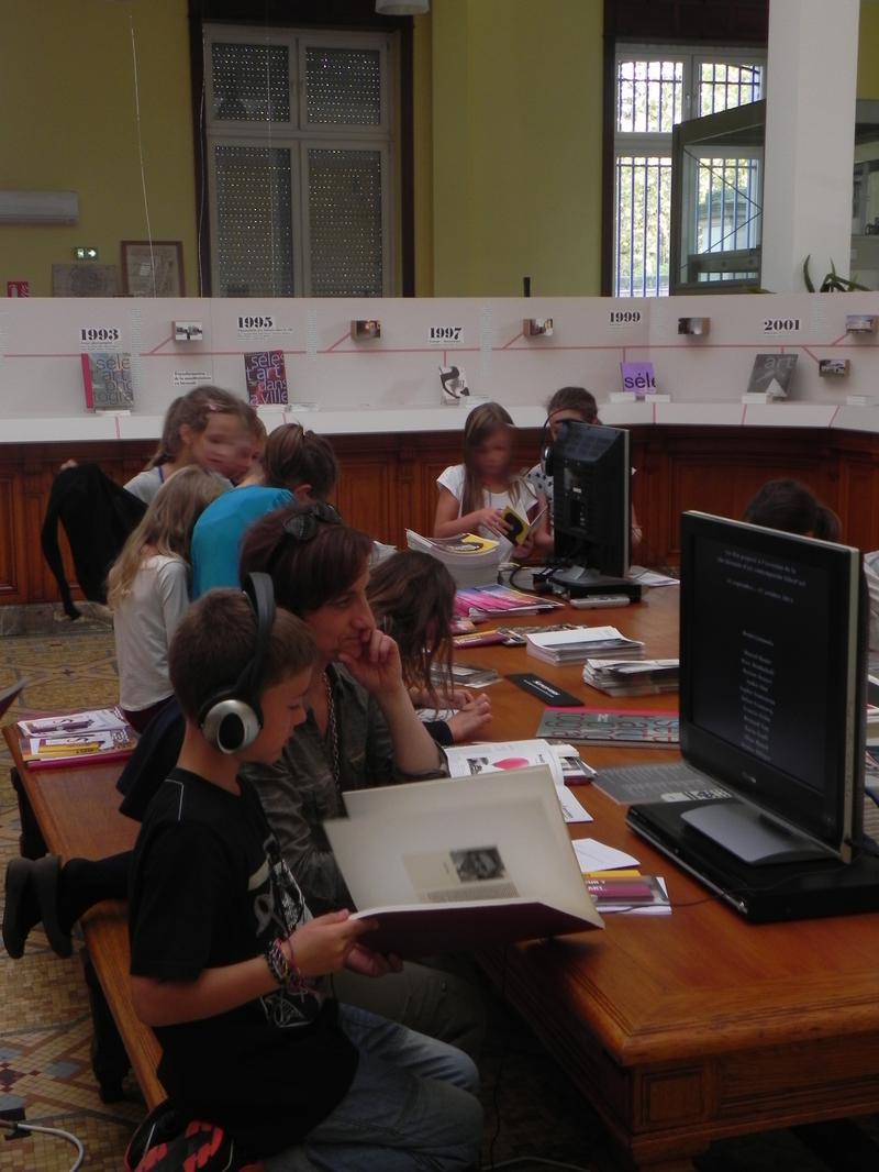 Accueil d'une classe de primaire durant l'exposition Sélest'art dans le rétro septembre 2013