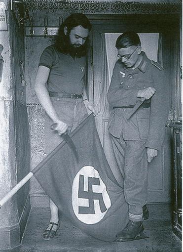 Joseph Kuhn et son frère René se mettent en scène avec le drapeau ennemi détesté. Juillet 1944. 