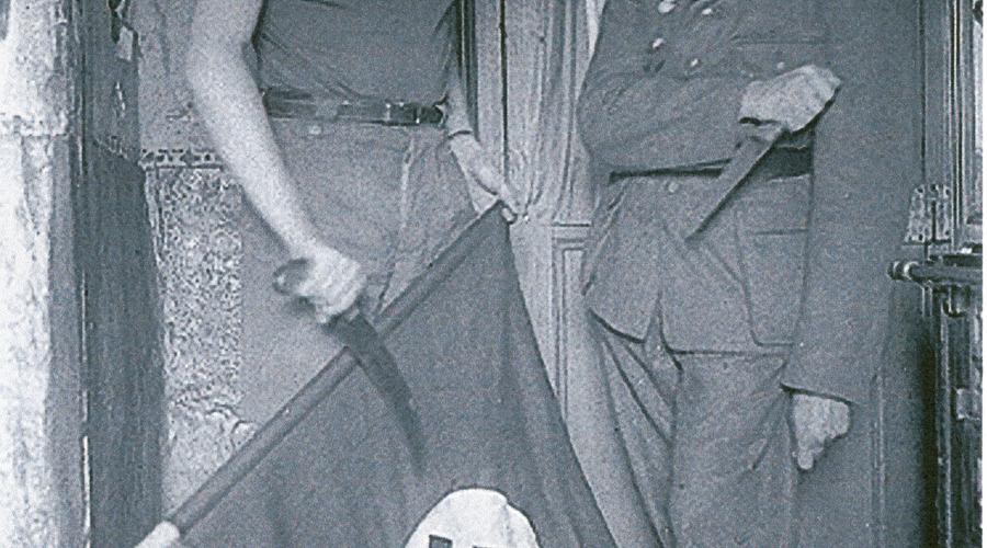 Joseph Kuhn et son frère René se mettent en scène avec le drapeau ennemi détesté. Juillet 1944. 