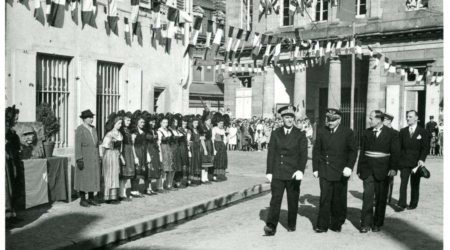 Bernard Cornut-Gentille et le maire Jean Meyer défilent devant les femmes en costumes alsaciens.