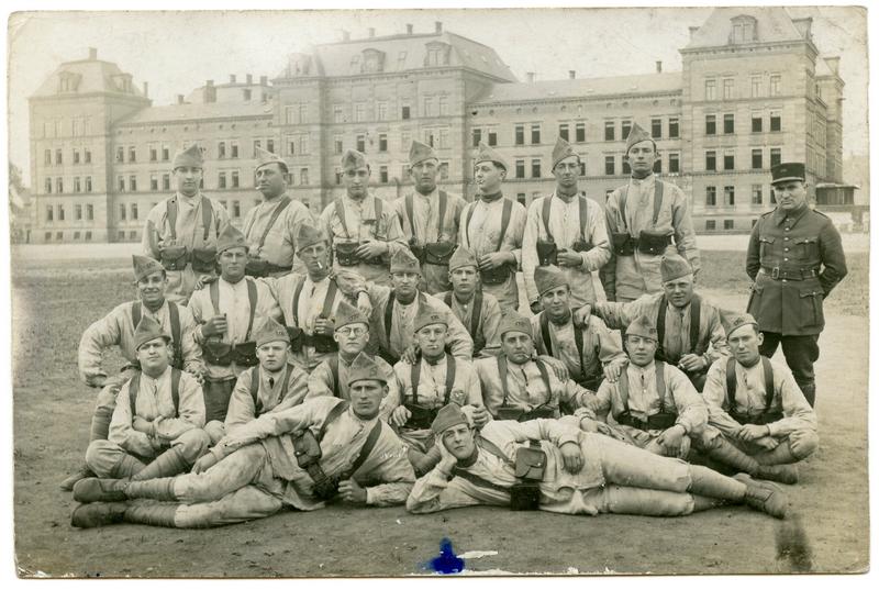 Un bataillon de soldats devant la caserne Schweisguth. Avril 1934-Octobre 1934