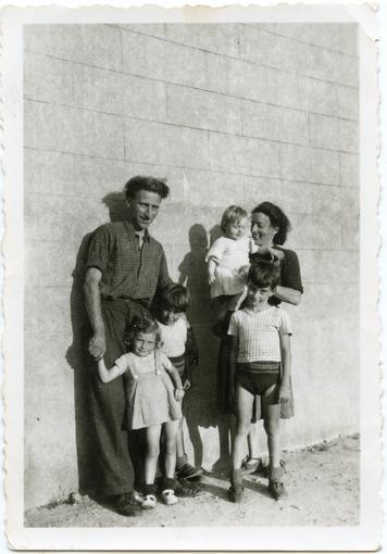 Albert et Simone Drouan avec leurs enfants, en 1946.