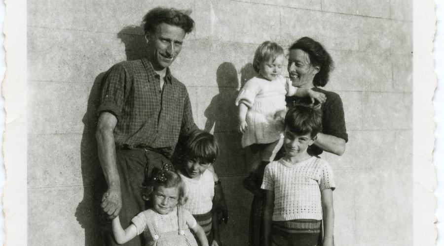 Albert et Simone Drouan avec leurs enfants, en 1946.